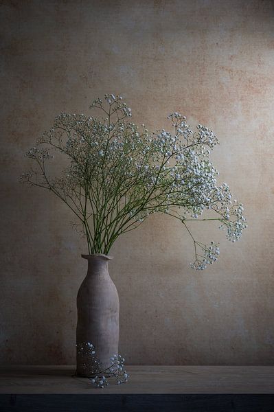 Stilleben mit Gypsophilie in einer irdenen Vase von John van de Gazelle fotografie