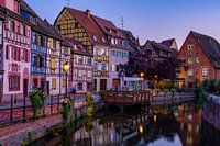 Colmar Frankreich am Abend, Klein-Venedig, Wasserkanal, und traditionelle Fachwerkhäuser