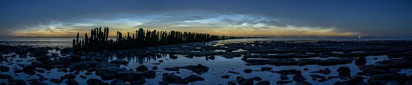 Leuchtende Nachtwolken auf dem Wattenmeer von Douwe Schut