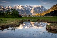 Spiegelung des Wettersteingebirges in einem kleinen Weiher