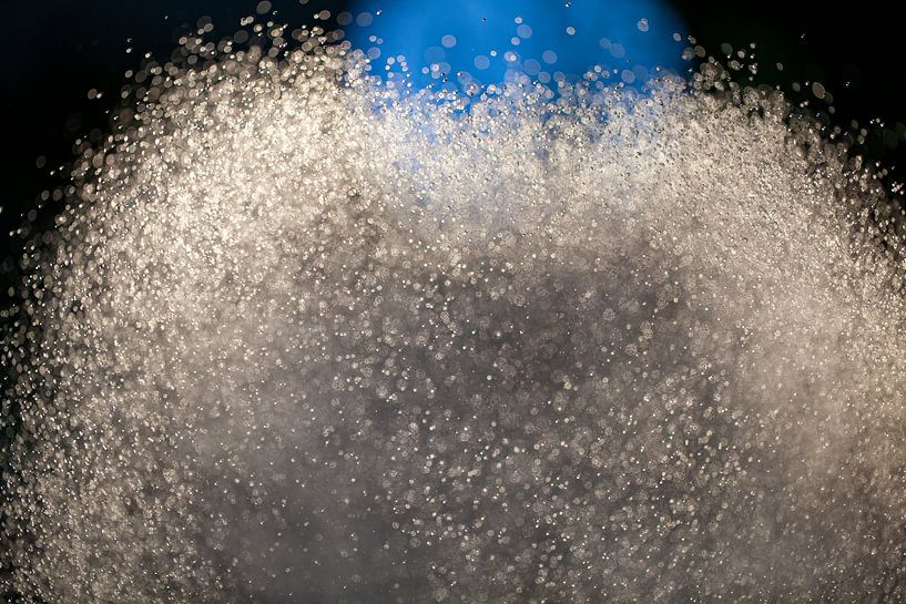 Blaue Sonne? hinter plätscherndem Wasser von Betty van Engelen