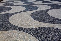 Schwarze und weiße Wellen auf der Copacabana-Promenade in Rio de Janeiro, Brasilien