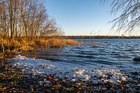Ein schöner See mit verschneitem Ufer