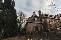Verlassenes urbexisches Schloss in Belgien wieder von der Natur umarmt