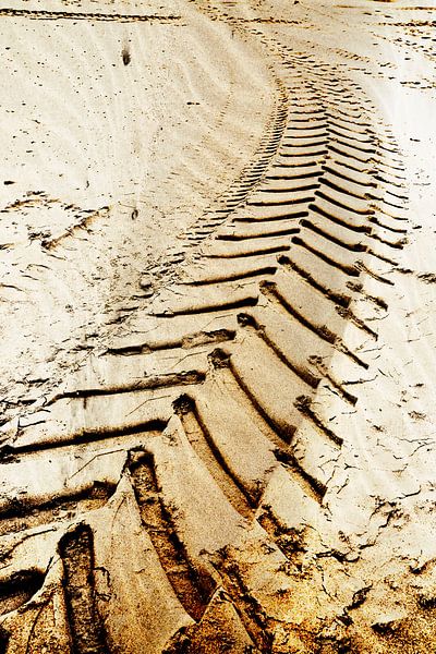 Reifenspuren 2 Industriell. Beige. von Alie Ekkelenkamp