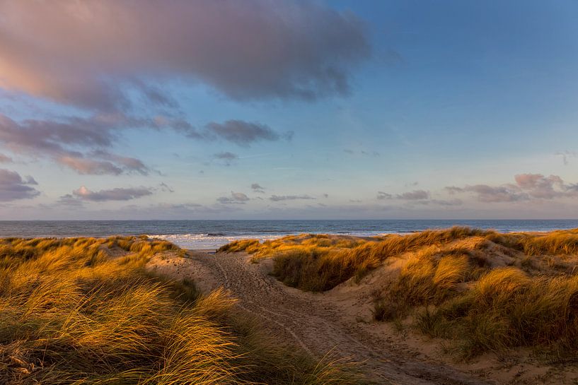 Winterlicht und Wolken in den Dünen und über dem Meer von Bram van Broekhoven