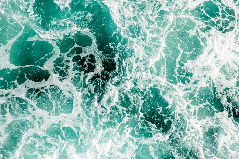 Schäumende Wellen mit Schaumkronen in Türkis abstrakt von Dieter Walther