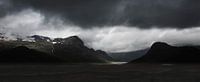 Photo panoramique Norvège - Paysage de montagne dramatique avec nuages sombres