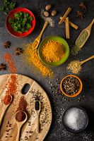 Gewürze, Kräuter und Löffel