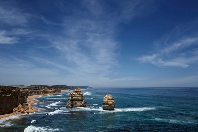 Douze apôtres au ciel bleu sur la grande route océanique de Victoria en Australie par Tjeerd Kruse