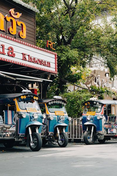Tuk Tuk in einer ruhigen Straße in Bangkok, Thailand von Troy Wegman