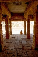 Mönch im Tempel - Indien Reisefotografie Druck