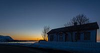 Nordisches Haus am Strand auf den Lofoten in Norwegen im Sonnenuntergang