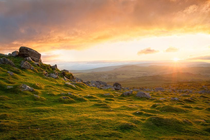 Sonnenuntergang über der englischen Landschaft Dartmoor von Dennis Mulder