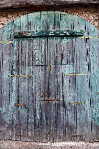 Porte verte usée dans une cour de ferme par Studio LE-gals