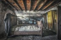 Altes Schlafzimmer in baufälligem Bauernhaus.
