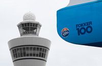 KLM Fokker 100 en verkeerstoren Schiphol