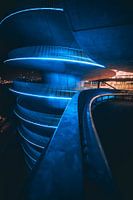 Verlichte parkeergarage in het donker