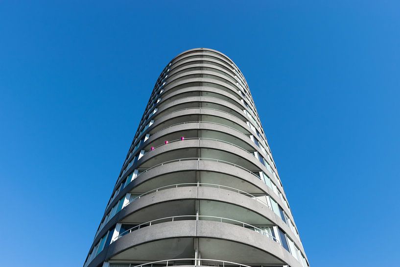 Flach vor strahlend blauem Himmel von Patrick Verhoef