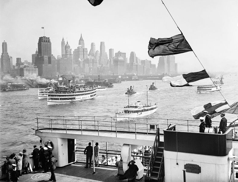 Historisches New York 1936: Manhattan skyline from ferry boat, 1936 von Christian Müringer