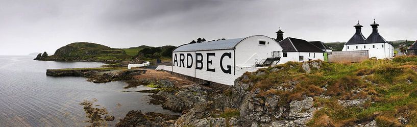 Ardbeg distillery by Jasper van der Meij