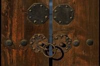 Alte Türbeschläge und Schlösser