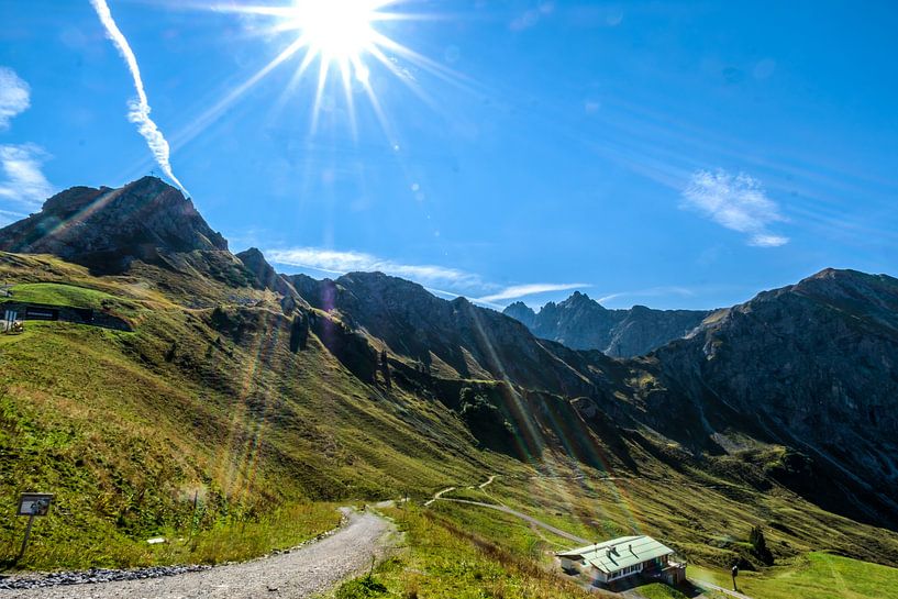 Die Sonne strahlt über die Berge von Ineke Huizing