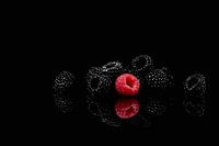 Framboises noires et rouges