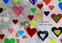 Cœurs peints à la bombe sur un mur