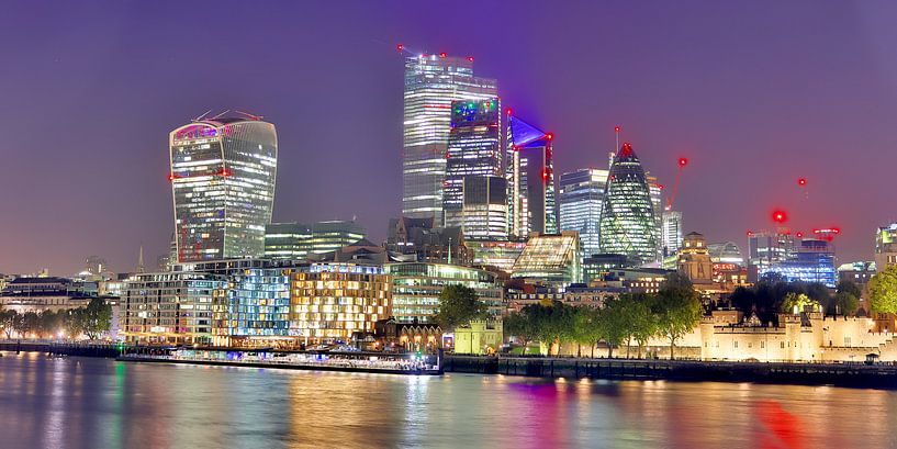 Nachtbild der Skyline von London mit Spiegelungen auf der Themse - Geschäftsviertel mit vielen bunte von MPfoto71