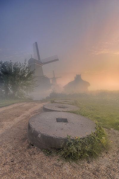 Les moulins Zaanse Schans avec le brouillard par John Leeninga