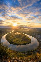 Mosel bei Bremm, Moselschleife zum Sonnenaufgang von einem Aussichtspunkt im Herbst