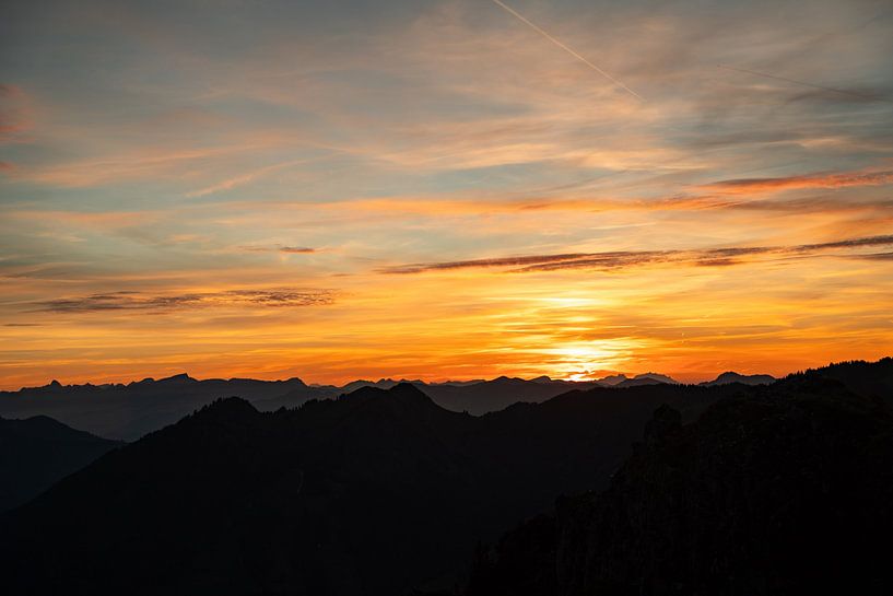 ciel rouge vif au coucher du soleil sur les Alpes d'Allgäu par Leo Schindzielorz