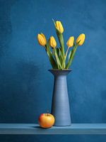 Fünf gelbe Tulpen in einer blauen Vase