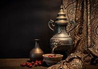 Nature morte avec une cruche de robinet antique et un rideau à motifs cachemire