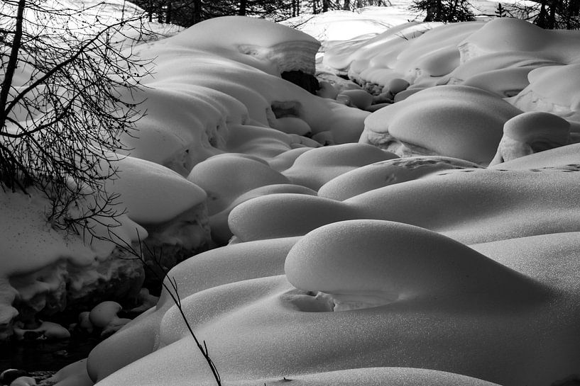 Naturschneekissen entlang des Findelbachs von Arthur Puls Photography