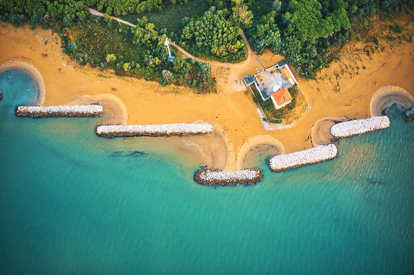 Leuchtturm von Bibione in Italien an türkisfarbenem Meer der Adria von Capture ME Drohnenfotografie