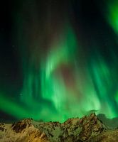 Nordlichter über den Bergen