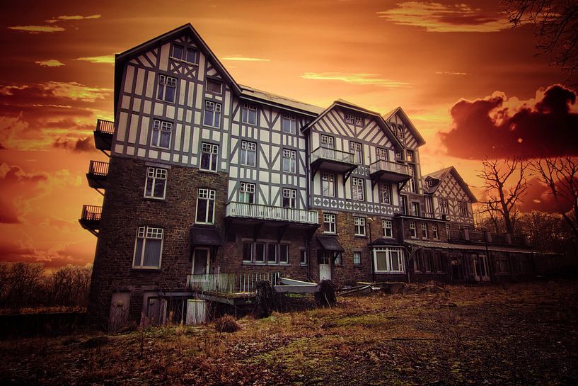 Das Hotel auf dem Berg von On Your Wall