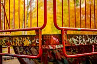 Rotes Geländer & Graffiti – Skate-Rampe im Herbst