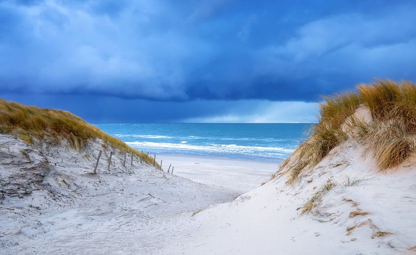 Ciel nuageux et montée de la plage. par Photographie de Justin Sinner (Photographe à Texel)
