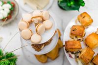 Köstliche Macarons und Gebäck in einem luxuriösen Frühstücksbuffet