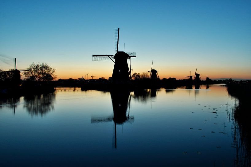 Reflectie van molen in het water bij Kinderdijk par Corinne Welp