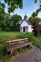 Kreuzbergkapelle Winterberg mit Bank