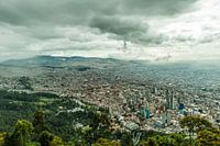 Monserrate links Stadtbild von Bogota Hauptstadt von Kolumbien