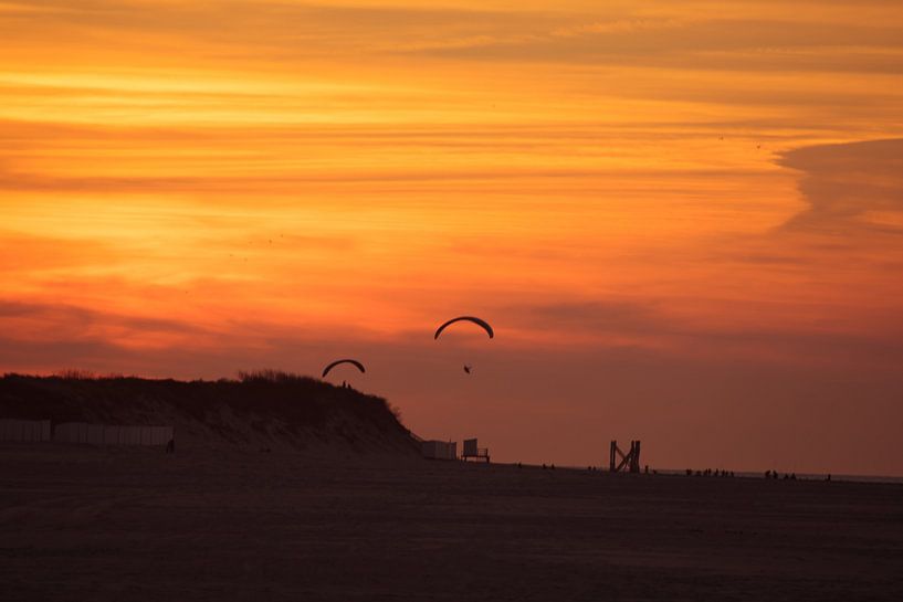 Kiter bei Sonnenuntergang in Vrouwenpolder von Eugenlens