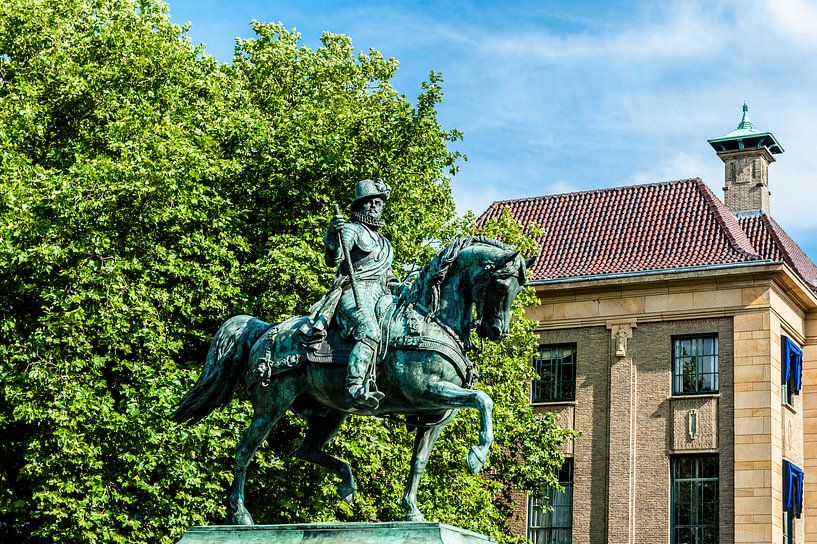 Beeld op het plein voor Paleis Noordeinde by Brian Morgan