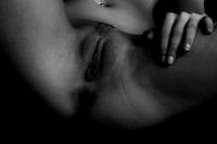 Künstlerische Akt einer Vagina in Low Key Schwarz und Weiß