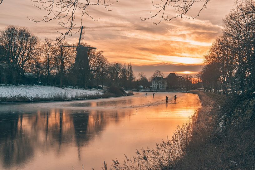Sonnenuntergang mit Mühle, Schlittschuhläufern und Eis von Esther
