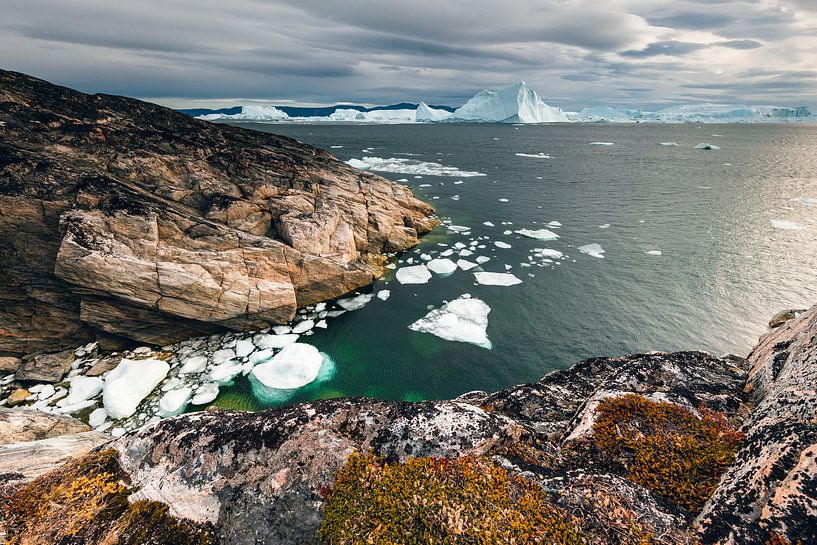 Côte rocheuse dans la baie du fjord glacé d'Ilulissat au Groenland par Martijn Smeets